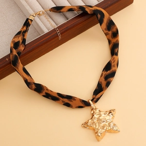 Detailansicht eines Chokers mit Leopardenmuster, goldenem Sternanhänger und verstellbarem Verschluss