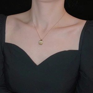 Collier Pendentif Œil De Chat Carré Acier Inoxydable Résine Plaqué Or Chaîne De Clavicule Bijoux Élégants Minimalistes