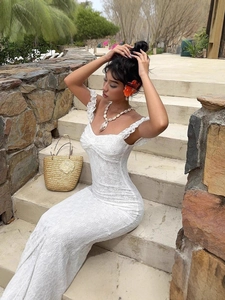 Robe élégante en dentelle blanche sans manches avec taille haute et coupe ajustée pour l'été
