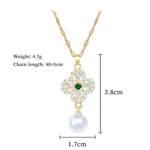 Detailed size specifications for a gold clover pearl necklace with dimensions and weight