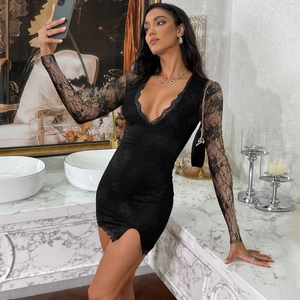 Elegantes schwarzes Bodycon-Minikleid mit tiefem V-Ausschnitt und langen Spitzenärmeln