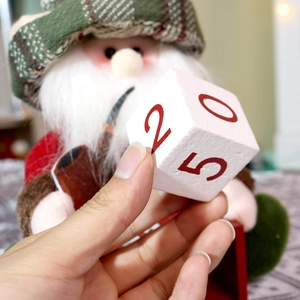Detailaufnahme der hölzernen Adventskalender-Blöcke bei einer Weihnachtswichtel-Figur