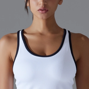Gros plan du débardeur de yoga blanc avec bordures noires et texture maille côtelée