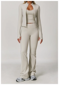 Ensemble de yoga 3 pièces avec veste crème, brassière de sport et legging évasé taille haute