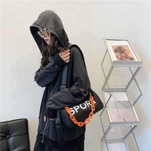 Sac bandoulière cylindrique noir en nylon avec chaîne orange et logo SPORT imprimé