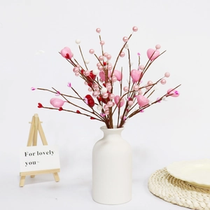 Tiges de baies artificielles de Saint-Valentin avec cœurs roses et rouges en vase blanc