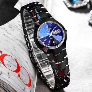 Macro d'une montre à quartz noire élégante avec cadran bleu et affichage date