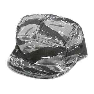 Détail de la casquette 5 panneaux avec camouflage rayures de tigre et œillets