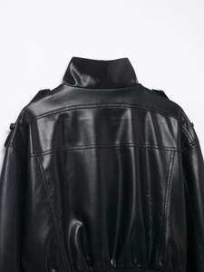 Detailansicht von Kragen und Schulternähten einer schwarzen Kunstlederjacke für Damen