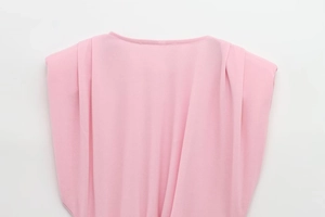 Detail eines rosa ärmellosen Kleides mit Schulterfalten und Halsausschnitt-Nähten
