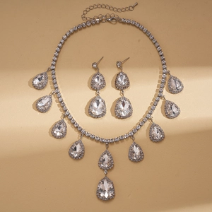 Détail de l'ensemble collier et boucles d'oreilles argentés avec cristaux en goutte