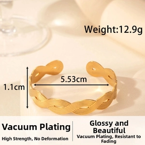 Dettaglio del bracciale rigido a treccia dorata con larghezza 1,1 cm e diametro 5,53 cm