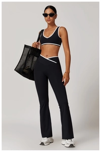 Detailansicht der High Waist Yoga Hose mit weißer Paspelierung und flexiblem Stretchmaterial