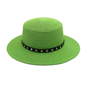 Détail du tressage du chapeau de paille vert avec ruban en cuir noir et rivets argentés