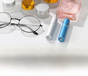 Vue à plat de flacons pulvérisateurs cosmétiques en verre dépoli et pots aux couvercles dorés