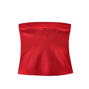 Haut bustier en satin rouge vif avec fermeture éclair au dos et texture soyeuse lisse