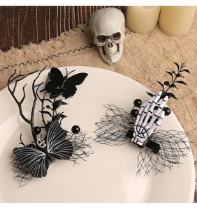 Détail de barrettes d'Halloween gothiques avec papillon noir, main de squelette et résille