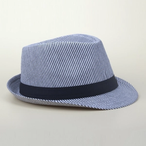 Détail d'un chapeau fedora à rayures bleues et blanches avec ruban noir décoratif