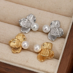 Elegant 316 stainless steel flower earrings with pearls in gold and silver finishes