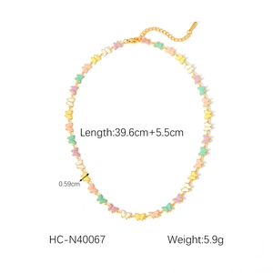 Détail montrant un collier papillon coloré avec chaîne dorée et mesure de 39,6 cm