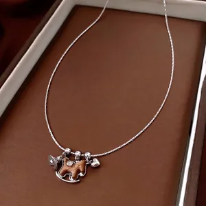 Collier cheval à bascule en bois rétro avec pendentifs cœur et clochette en argent