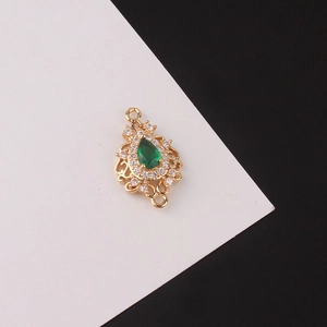 Détail du connecteur goutte doré avec pierre verte et zircons pour bijoux DIY