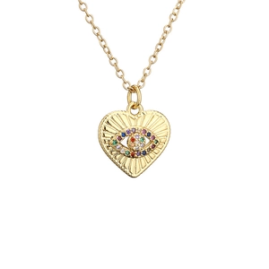 Collier cœur doré avec un pendentif œil de démon en zircon coloré sur fond blanc pur