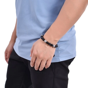 Herren Armband aus 10mm Mapstone und Lavastein Perlen, getragen am Handgelenk in Action