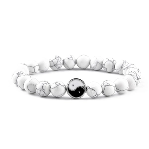 Weißes Türkis-Perlenarmband mit Tai Chi-Anhänger auf elastischem Band für Damen und Herren