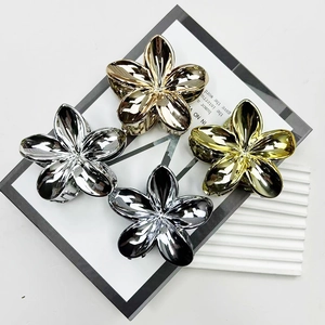 Set di quattro mollette a fiore minimaliste in argento, giallo, oro e grigio scuro