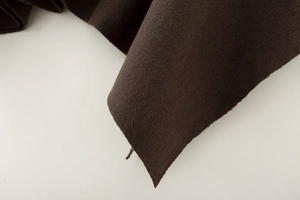 Makroaufnahme der hochwertigen dunkelbraunen Stricktextur für diesen Freizeit-Poncho