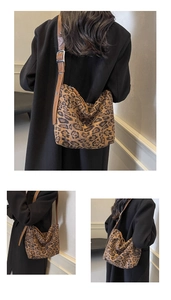 Détail du tissu à motif léopard marron et de la bandoulière en cuir avec boucle en métal