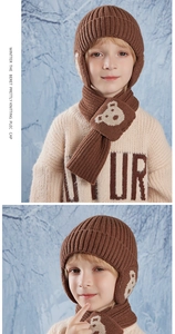 Dettaglio del set cappello e sciarpa in maglia per bambini con motivi di orsi