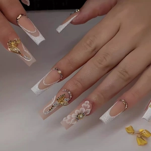 Faux ongles longs carrés avec papillons dorés 3D, pointes french blanches et strass