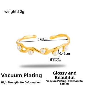 Detail of wavy gold steel cuff bracelet with five pearls and size measurements
