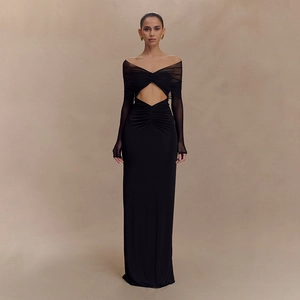 Robe longue noire évidée avec épaules dénudées et manches longues en résille fine