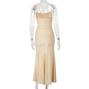 Vue arrière de la robe longue en satin champagne clair avec fines bretelles et coupe sirène
