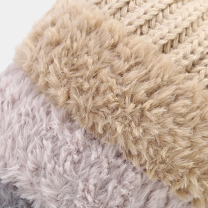 Winter-Strickmütze mit khakifarbenem Strickmuster und warmem grauem Kunstfellfutter innen