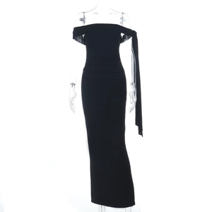 Détail de la robe noire à épaules dénudées avec rubans fluides et fente latérale sexy