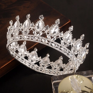 Macro shot of silver bridal crown featuring teardrop crystals and sparkling rhinestones
