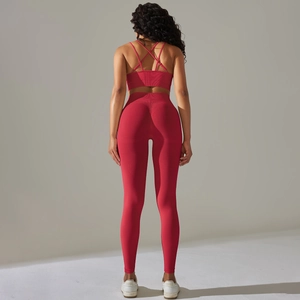 Détail de la texture en maille rouge sans couture et dos croisé du soutien-gorge de sport