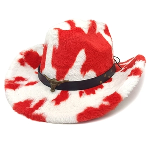 Dettaglio cappello da cowboy maculato con fascia in finta pelle e decoro testa di toro