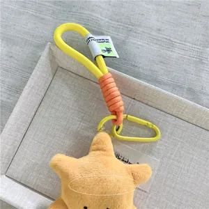 Dettaglio di un simpatico portachiavi a forma di stella gialla con moschettone in metallo