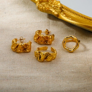 Parure bijoux en acier inoxydable doré 18 carats avec bagues texture lave et créoles
