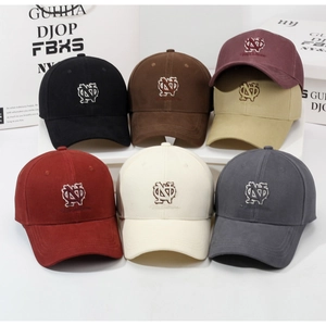 Dettaglio di vari cappellini da baseball colorati con ricamo di lettere artistiche