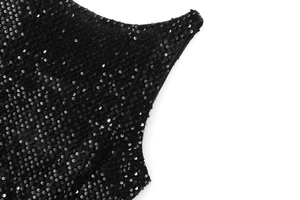 Vue macro du tissu à paillettes noires avec texture réfléchissante et bords cousus à plat