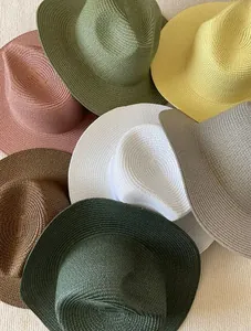 Dettaglio di cappelli di paglia pieghevoli colorati con varie tonalità e trame tessute