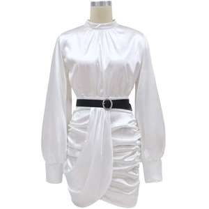 Détail de la robe en satin blanc avec manches lanternes et plis drapés élégants