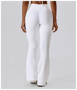 Vue arrière du pantalon de yoga évasé blanc à taille haute avec effet sculptant fessier