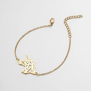 Detailaufnahme des 18K vergoldeten Einhorn-Armbands mit geometrischem hohlem Design